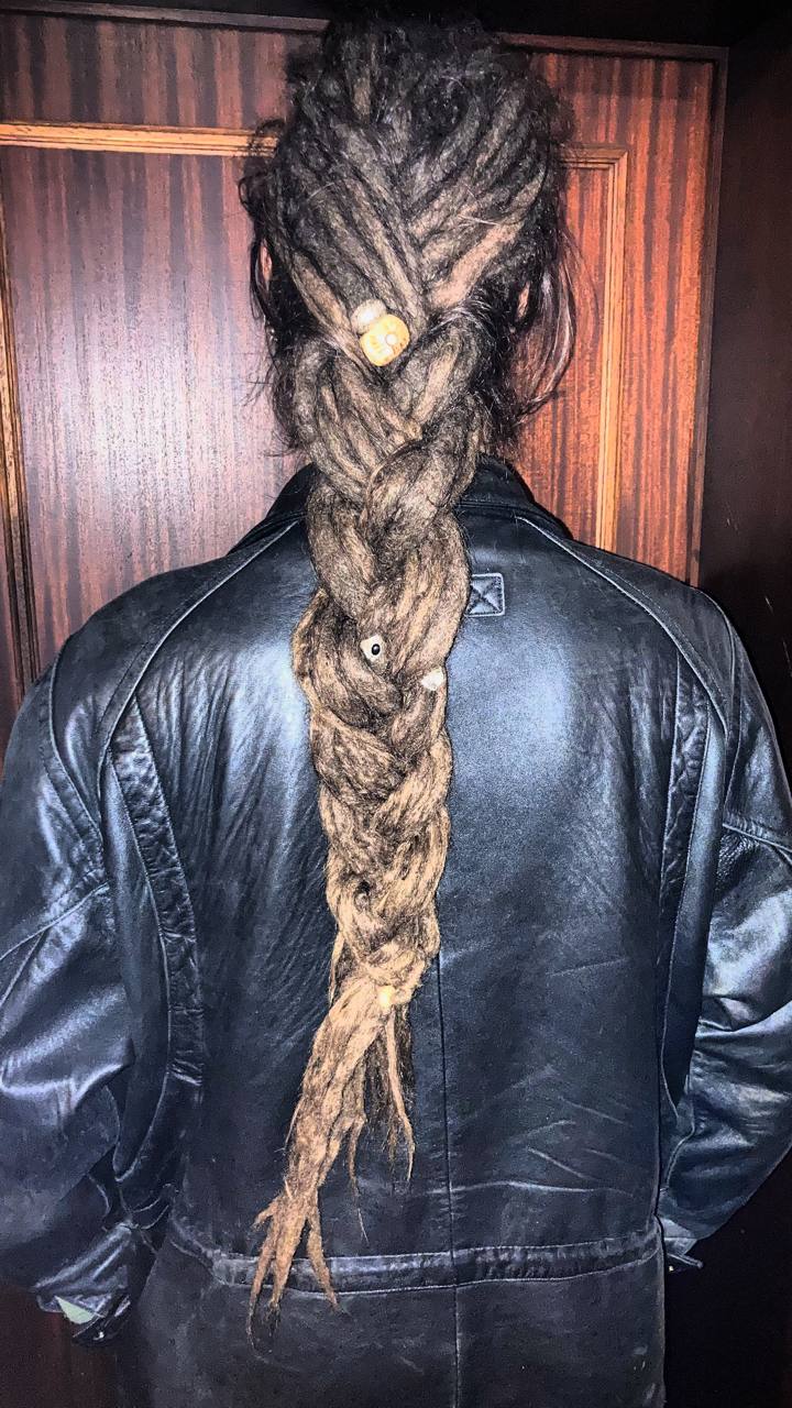 Gevlochten bruine dreadlocks met kralen - DreamLocks by Bob West-Vlaanderen